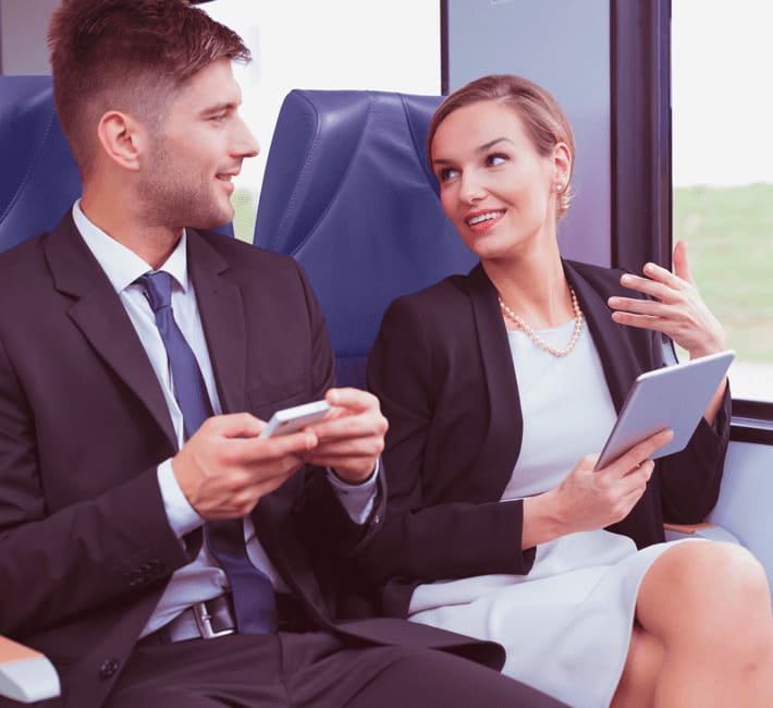 uomo e donna seduti su un treno