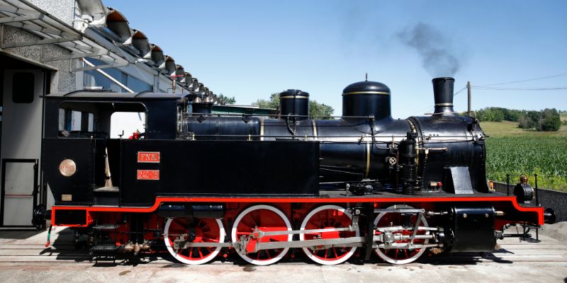Sui binari della Storia con la locomotiva a vapore del Treno Storico di Trenord